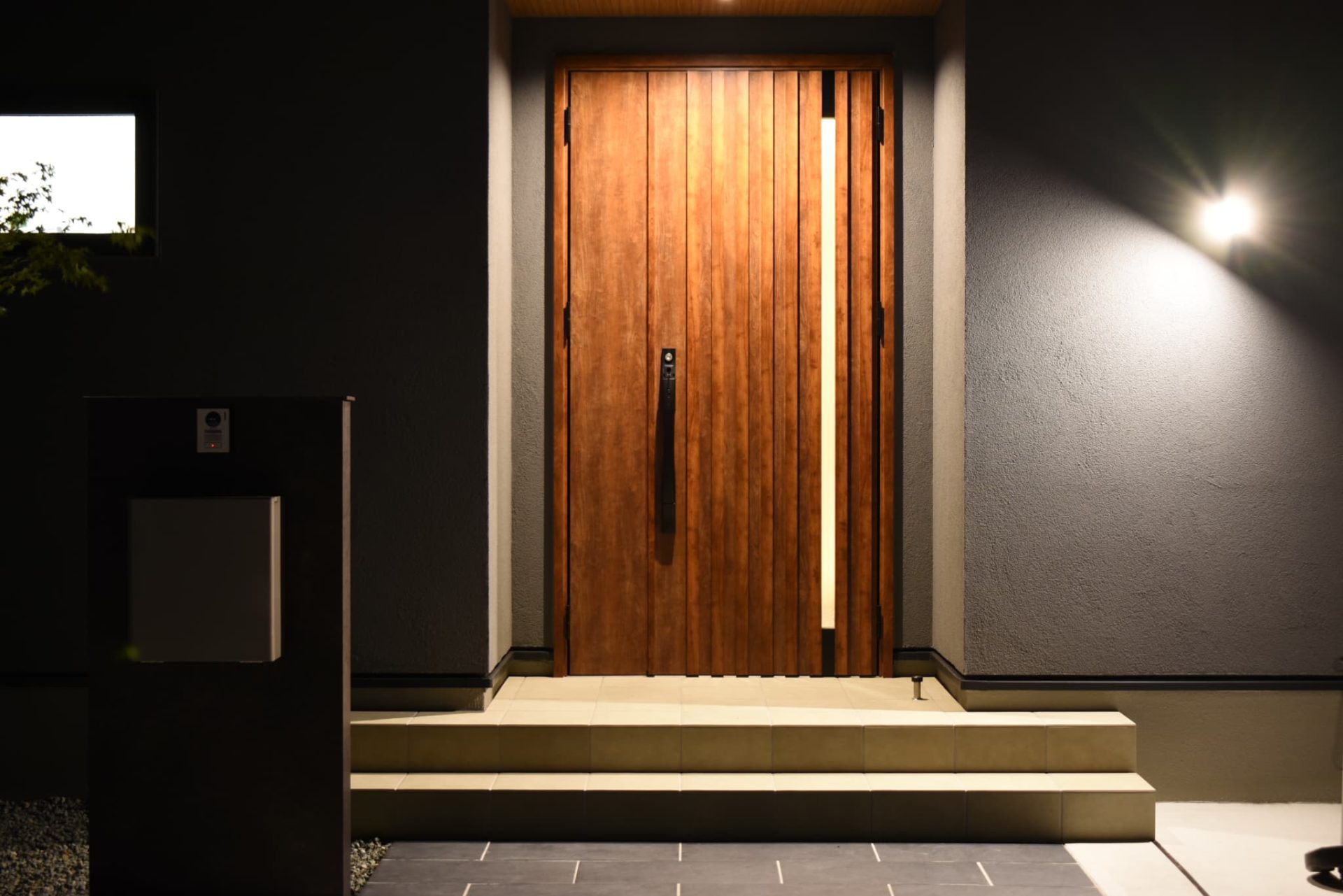 平屋の玄関、ベストな位置は？方位別の特徴や注意点、おすすめの目隠し方法まで解説【鹿児島の注文住宅】