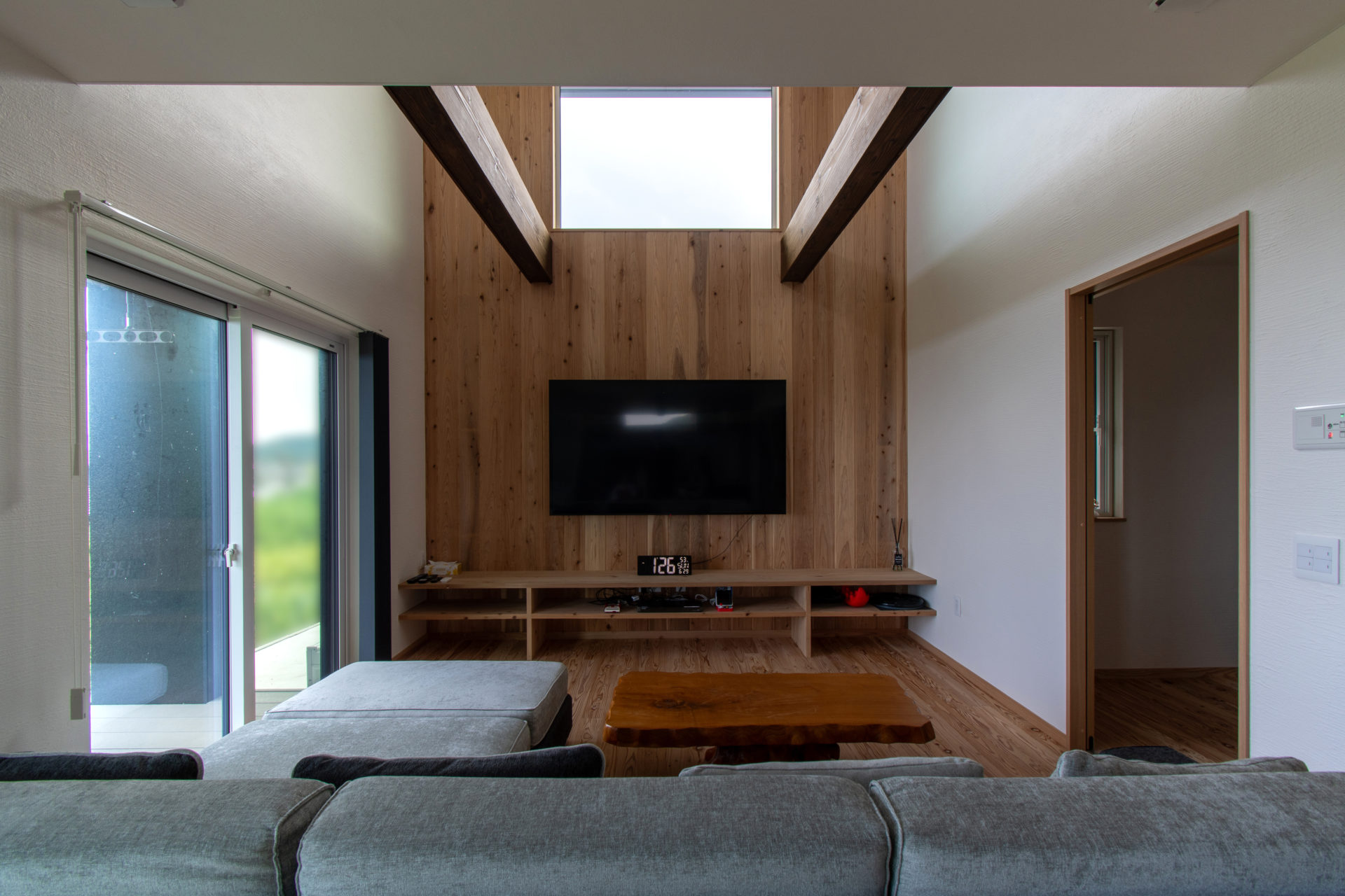 天然木の見せ梁が美しい、吹き抜けの家