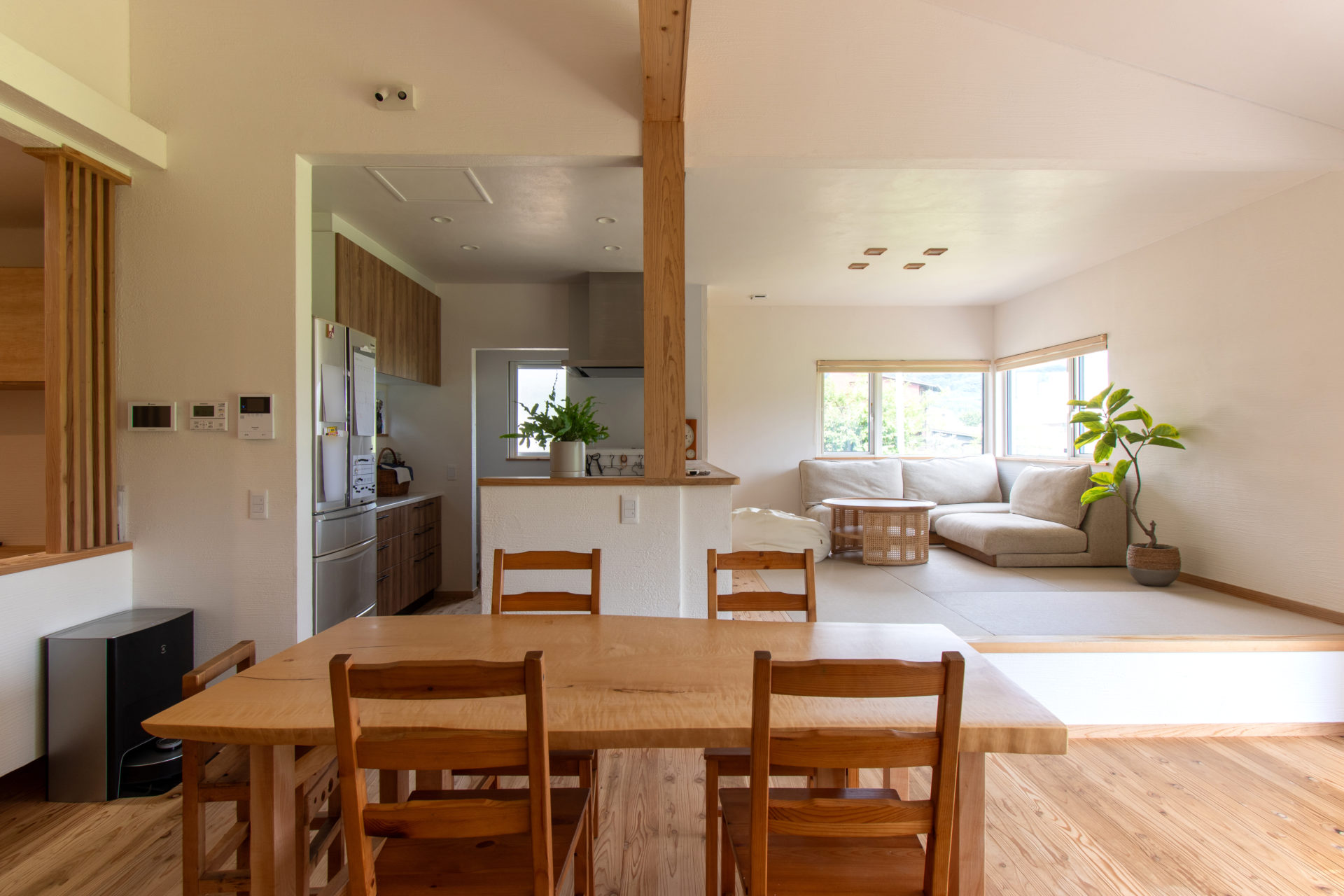 大開口サッシで外と繋がる、明るく開放的な家