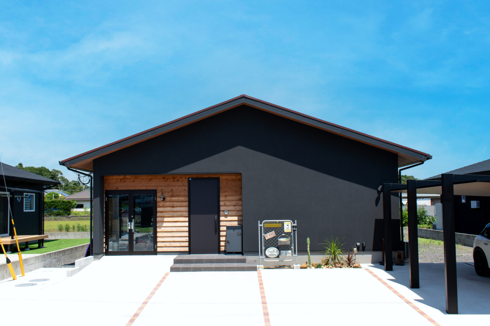 黒い塗り壁が映えるシックな平屋